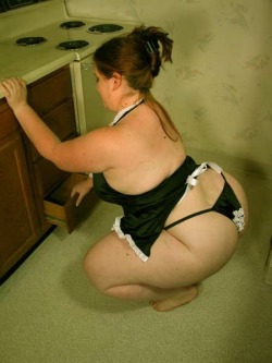 ilovebigbuttsluts:  this is my type of maid…. 