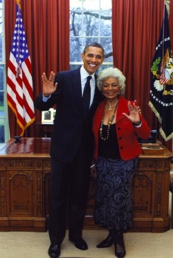 fumpdibbidy:  Obama throwing up geek gang signs… I know his