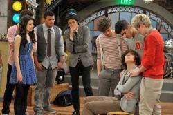 1Dfansbr:  The Guys In New Photos On Icarly. Harrys Face, Omfg. I’ll Die When Harry