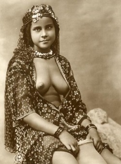 goyoutoknow-ecanton:  Studio  Tunisie. Etude de nu. Jeune fille a la cruche. Tirage argentique d’époque. Circa 1910. 