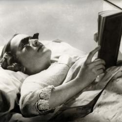 Lunettes pour lire couché. These glasses were specifically made for reading in bed.