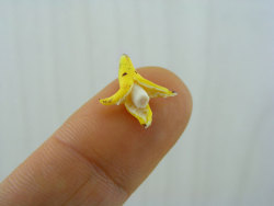 flavorpill:  Adorable, tiny food sculptures that fit on your fingertip  