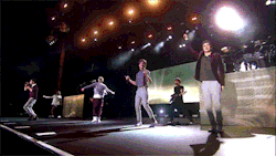 cheeseburgers-andjellybabies:  Theres nothing more to say about this gif except the fact it sums up the boys’ performing styles. This is all so typical them!  