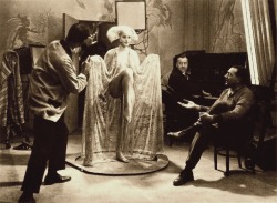oldhollywood:  Brigitte Helm, Fritz Lang, Heinrich George and assorted cast &amp; crew on the set of Metropolis (1927, dir. Fritz Lang) Photographer: Horst von Harbou (via) 