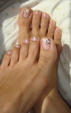 Candytoes:  Hello Kitty Spring Design: Light Pink With A Light Gold Glitter French