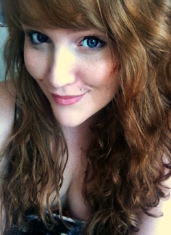 seize-fate-by-the-throat:  You can kind of see my freckles. They don’t really show up on camera. :( 