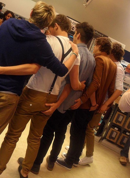 vashappeninvicky:  Calling One Direction “gay” isn’t an insult…But nice try:)  look at those kisses :X:X