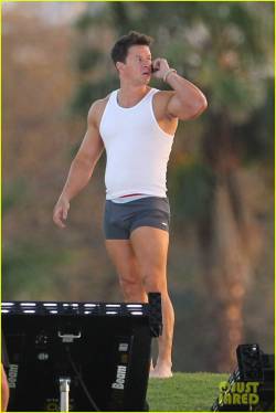 itsonmyradar: Mark has been very friendly to the cameras lately and willing to show off his buff &ldquo;Marky Mark&rdquo; body!