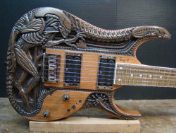 geekpride:  Carved Alien Guitar by Gig Goldstein(via walyou)