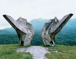 infiniteinfatuations:  Jan Kempernaers, Photographs of Monuments