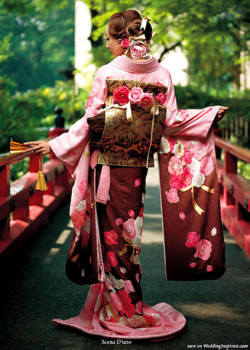 missingsisterstill:  Traditional Japanese Wedding Kimono (great colors) 