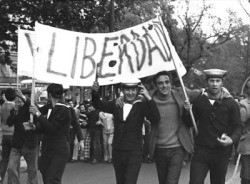 25 De Abril De 1974 - Revolução Dos Cravos * Faz Hoje 38 Anos. Obrigada &Amp;Ldquo;Capitães