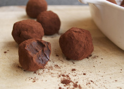 sp00nful:  Chocolate Hazelnut Truffles with Bailey’s  Neeeeed to make these like buuuuuurning &lt;3