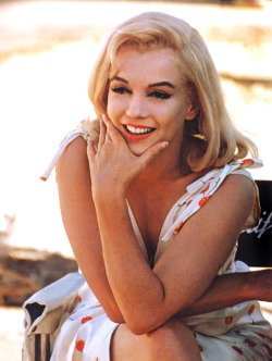 vintagegal:  Marilyn Monroe on the set of