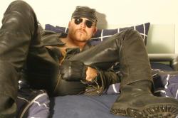 Cigarpervdad:  Cigarsmakemejizz:  Dickstracted:  I Want Some Leather Pants Like This