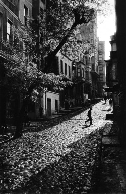 luzfosca:  Ara Güler  Tarlabaşı’nda bir sokak, 1965 