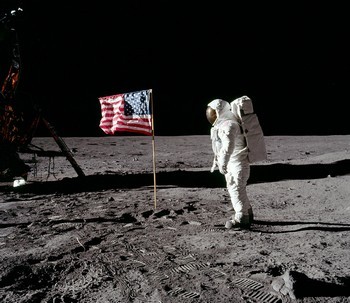 Porque cuando el hombre fue a la luna clavo una bandera ahi si no hay gravedad,aparte