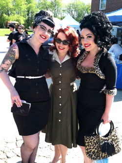 capthowdysavemysoul:  dottievonlacee:  baby-kate:  My gals and I at the Kingpins season opener&lt;3  Everything bout the babe on the right.  Everything about the babe on the left. 