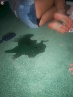 Betrunkenes Girl hat es nicht mehr ausgehalten und eine Lache auf den Teppichboden gepisst. 