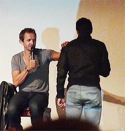 mishas-world:  faeryinwonderland:  Controlling the crowd with his butt cheeks as presented by Matt Cohen.   