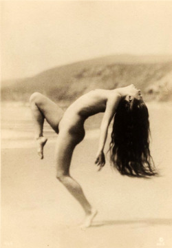 not-s-o-random:By Henry Shaw (1920’s).