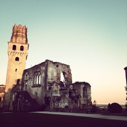 Castello di San Salvatore (Italy) -#italy #polworld #castle#igerspadova #veneto#vertigo#pol #crivellin (Scattata con Instagram presso Gelateria Medioevo)