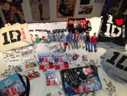 thunderbolts-unite:  hi guys, this is our one direction give away! Sabrina, Emma and i (Rose) have decided to give away some of our one direction merchandise as we were given lots of extra things for our birthdays, christmas and we bought some merchandise