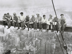 Charles Ebbets - Lunchtime atop a skyscraper, 1932.
