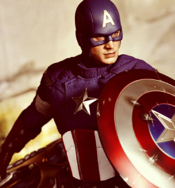 takesome:  I just pre-order Captain America Limited edition from Hot toys! Can’t wait to see him X)  Hot Toy, I want this. y.y