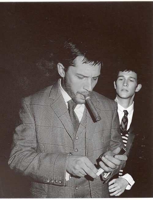 narcissusskisses:  Tom Hardy and Joseph Gordon Levitt  I want to be between these two 