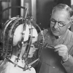 midnight-gallery:  Max Factor’s ‘Beauty Micrometer’, resembling a medieval torture device, was used to detect facial flaws to aid make up artists. 