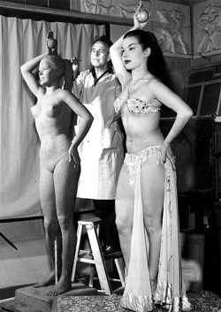 burleskateer:  In November of ‘54, Nejla Ates poses for N.Y. sculptor Albino Manca.. Famed Broadway publicist David Merrick commissioned the life-size statue, and placed it in a well-travelled section of Central Park; as a well-crafted publicity stunt