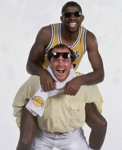 nbyay:  Jack Nicholson gives Magic Johnson a piggyback (@si_vault)
