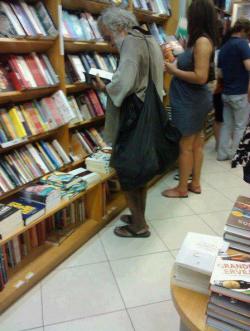 o-sadia: Tomé esta foto de hoy en una librería aquí en la ciudad. Este, probablemente, un hombre sin hogar estaba disfrutando de la charca en la buena lectura de un libro al azar de la estantería de la literatura, con cierta dificultad, después de