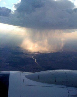 comemattmebro:  This is what rain looks like up in the air, it’s beautiful. 