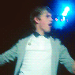 i-wannasave-you-tonight:  Niall working that feather boa (X) 