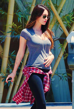 teamfox:  Megan Fox was photographed yesterday (June 6th) leaving the Romance Nail Spa in Studio City. Megan continues to wear her bola necklace which dangles in front of her growing baby bump. 