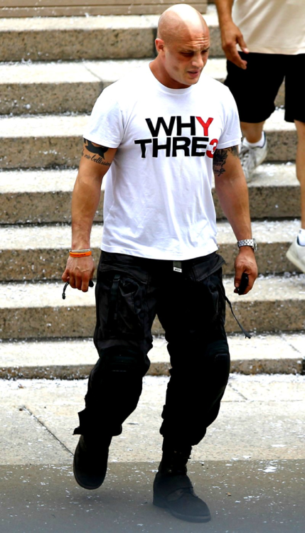 peculiarbelle:  ginger-g0d:  crashingthisplane:  Tom Hardy’s tan from wearing the “Bane” mask during the filming of The Dark Knight Rises last summer.  You have no idea how long I’ve waited to see this picture.  HAHAHAHAHAHAHAHAHAHA  This is so