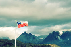 pura-mierda:  El chileno no se cae: se saca