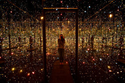 chocolateoatmilk:  ruineshumaines:  Fireflies on the Water (2002), by Yayoi Kusama. Fireflies on the Water isan installation made of 150 lights, mirrors and water.It offers an out-of-this-world experience from the confines of a modest room paneled