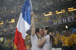 corazondefresa:  That’s the real spirit of football fans! ;D  LOVE IS IN THE AIR! I wish I’ll be there. 
