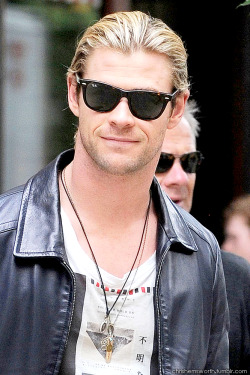 chrishemsworth:  Chris Hemsworth candid [x]