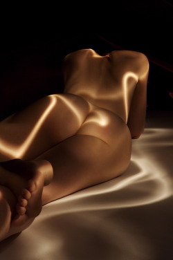 Living artwork, painted with light. Superb.\ [Send us your photos. All ladies 18-60  welcome.]