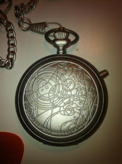 like-lucy-in-the-sky:  idunknowwoo:  robotszombiesandghostsohmy:  My (replaced) Doctor Who Master’s Pocket Watch. :D  I WANT IT i want it    -SOBS BECAUSE I NEED IT-  All of my watch boners&hellip; &hellip;I fucking need this so hard.