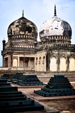 helpindia:  tombs, Hyderabad, India xo, HELP