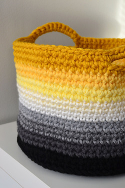 podkins:  Ombre Basket Pattern Check out Crochet In Color for the full free pattern for this amazing basket. Aren’t the colours simply gorgeous? 