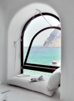 gard-en:  lemonwaters:  i might actually like reading if i was next to this window  I’d be too distracted to read 