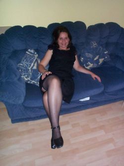 Amateur-Denise:  Denise On Sofa 