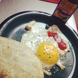 mexicanfoodporn:  Buenos Pinches Días!!! Huevos estrellado con tortillita y habanero #mexicanfoodporn #garlic #tortilla #pepper #habanero #goodmorning #brunch  (Taken with Instagram)
