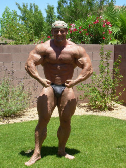 hard-muscles:  Robert Burneika 